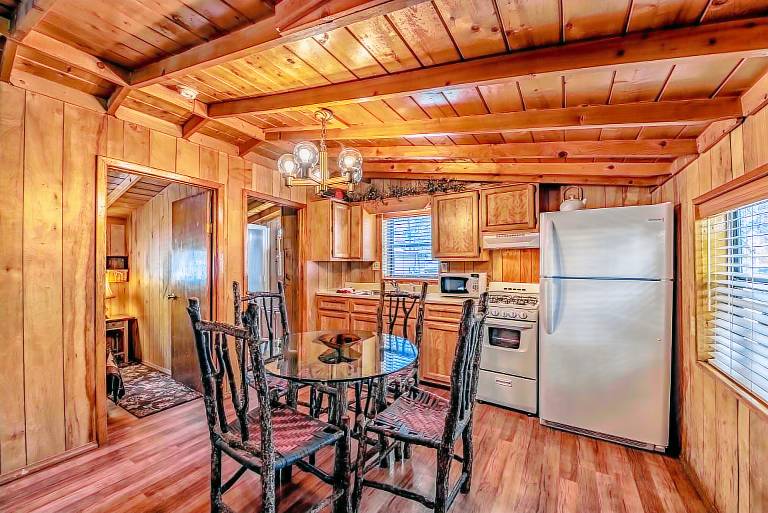 Knotty Pine Upper Canyon Cabin • Hot Tub & Wildlife — photo 4