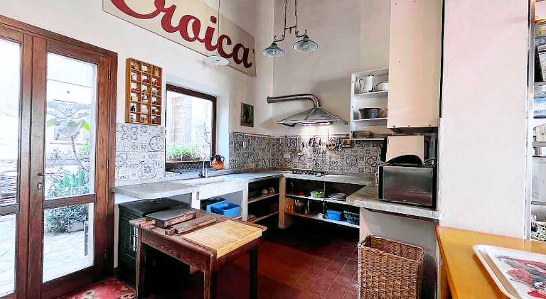 Apartment with barbecue & yard — photo 2