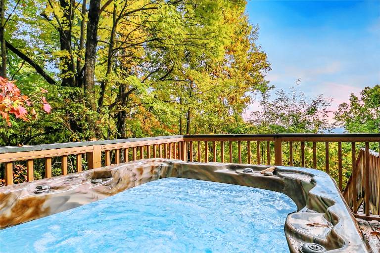 Smoky Mountain Bliss: Pet Friendly, Free Attraction Tickets, Hot Tub, Pool Access & Mountain Views — photo 4