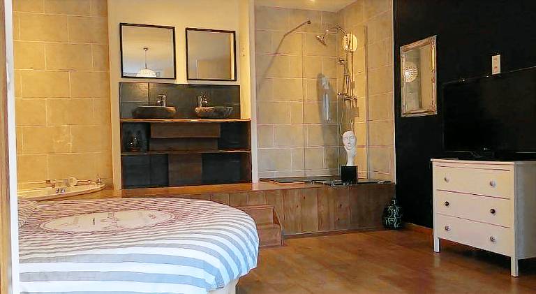 Chambre paisible avec vue sur la montagne in Lons-le-Saunier