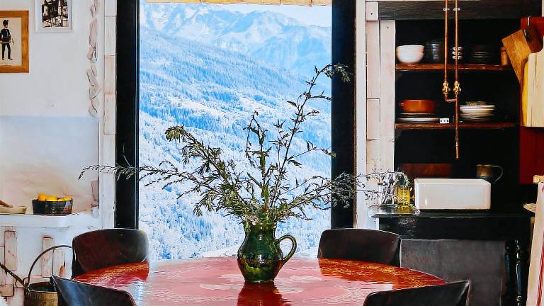Cozy Alpine chalet in the mountain with Hot tub and dog welcome — photo 4