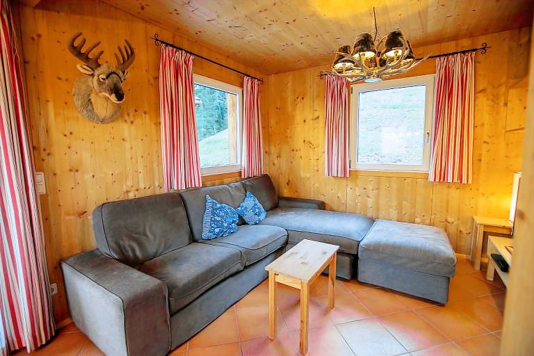 Nice chalet with patio, pool & yard | Next to the ski | Pets are welcome — photo 4