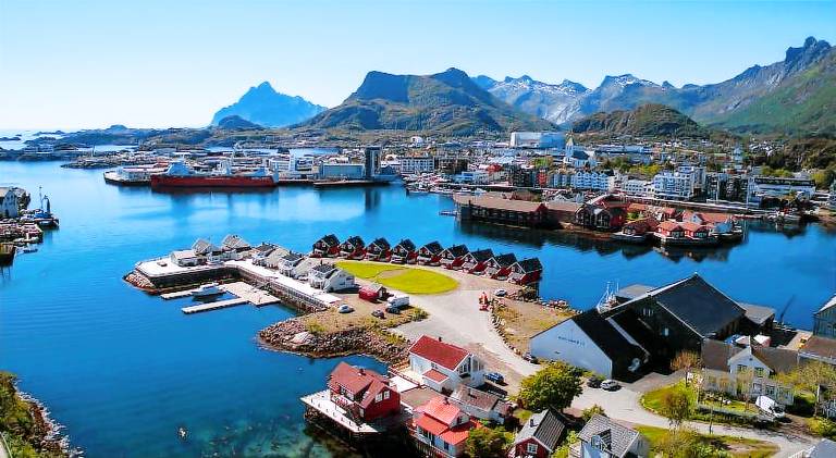 Svolvær Havn Waterfront Villa in Vaga