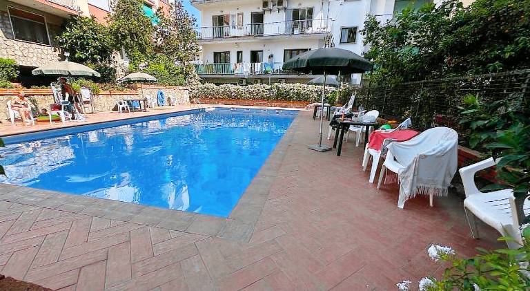 Holiday apartment with pool — photo 5
