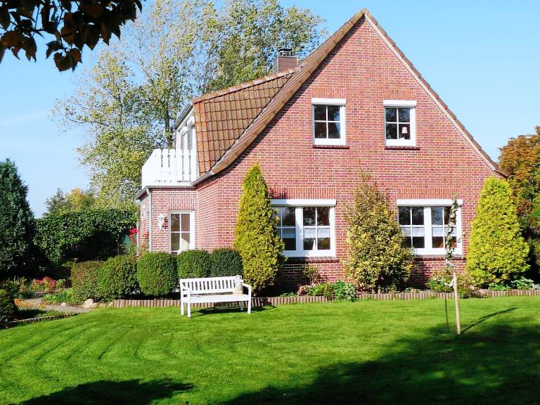 Vacation home with BBQ, patio & yard in Esens