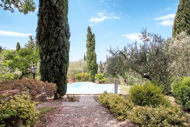 Vacation home with pool & yard — photo 3