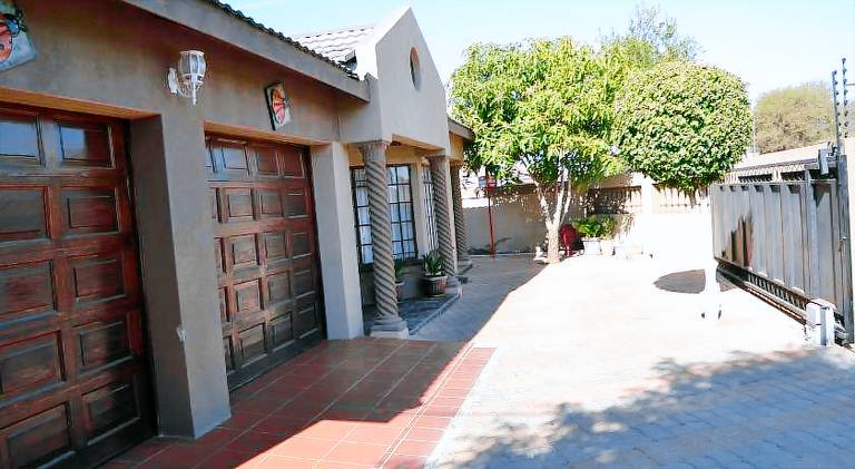 Triple Palms Bed and Breakfast