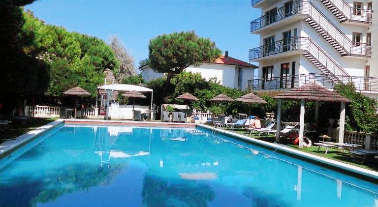 Serviced apartment with pool, patio & yard — photo 2