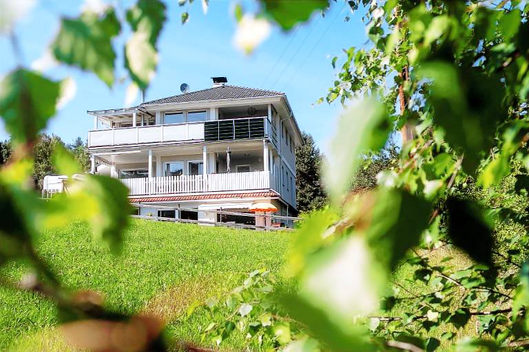Apartment with terrace, BBQ & yard | Garden view — photo 2