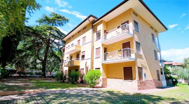 Serviced apartment with yard in Tenno