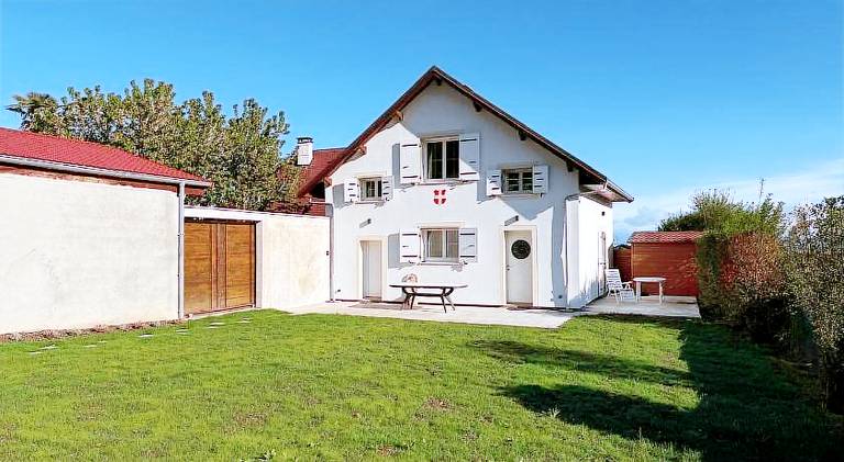 Fully equipped vacation home with grill, yard & terrace | Perfect for remote work | Pet-friendly in Neuvecelle