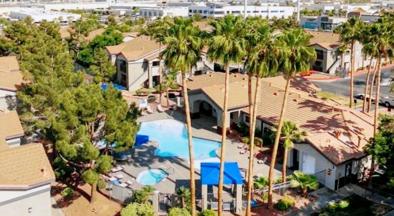 Apartment with jacuzzi & pool | Pets allowed — photo 3