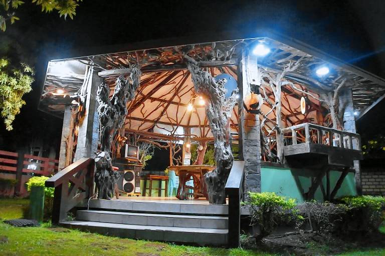 House with barbeque & yard in Tagaytay