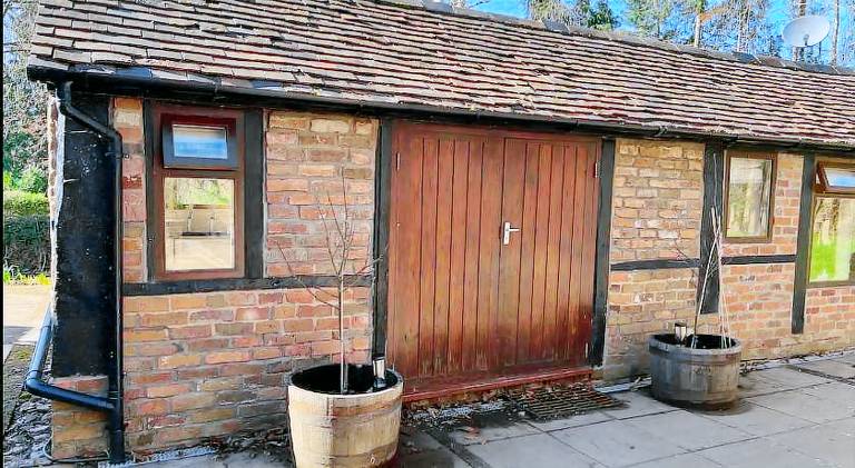 Cottage in Jacobean Farmhouse grounds in Malvern