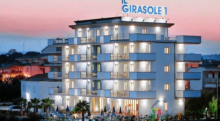Nice serviced apartment with garden, terrace & pool | Dogs allowed in Tortoreto