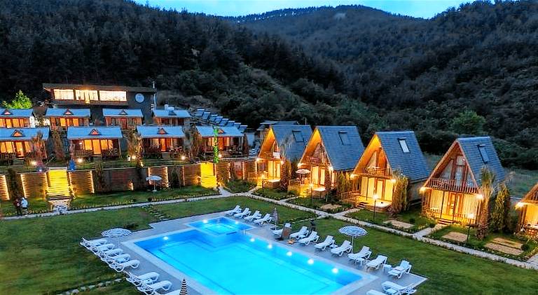 Chalet with grill, patio & yard in Marmara
