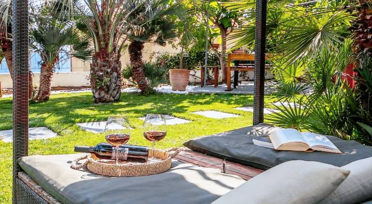 Fully equipped charming villa with hot tub, yard & barbecue | Next to the beach | Pets are welcome in Kavala