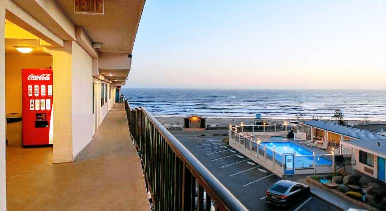Edgewater Inn and Suites — photo 5