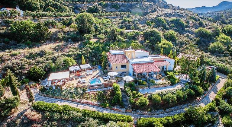 Fully equipped villa with private pool, barbecue & hot tub | Perfect for remote work | Dogs allowed in Heraklion