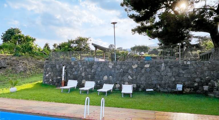 House with terrace, pool & BBQ in Riposto