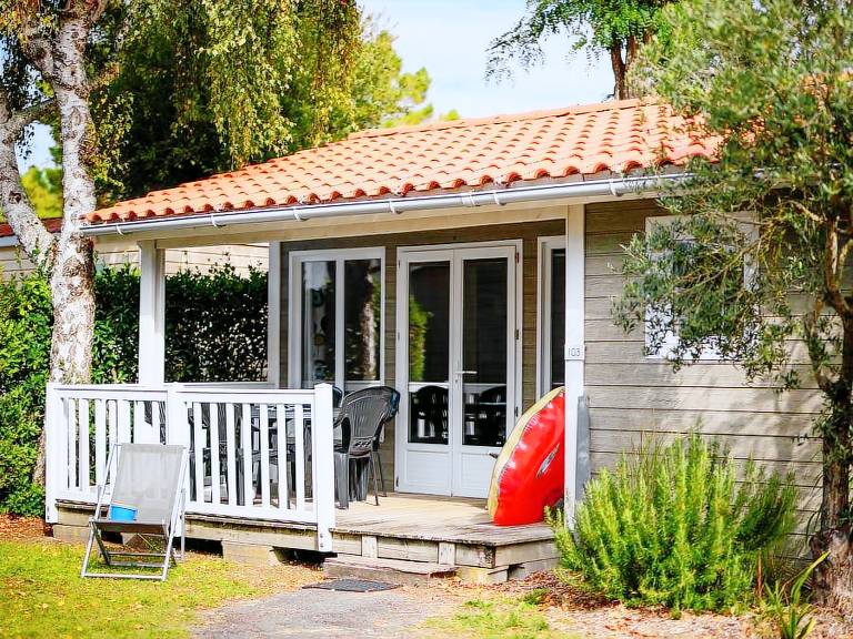 Chalet with terrace, heated pool & grill — photo 4