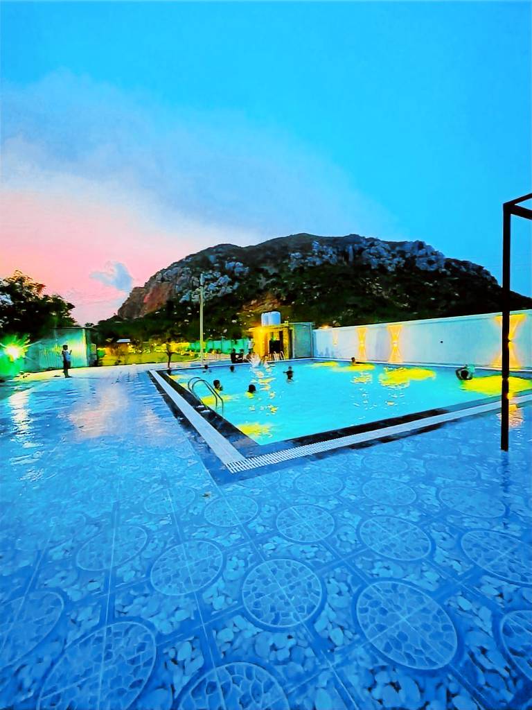 Spacious villa with yard, barbecue & pool | Pets are welcome — photo 3
