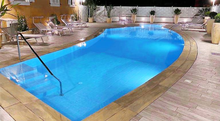 Holiday apartment with patio, yard & private pool | Close to the beach | Pets allowed in Agropoli