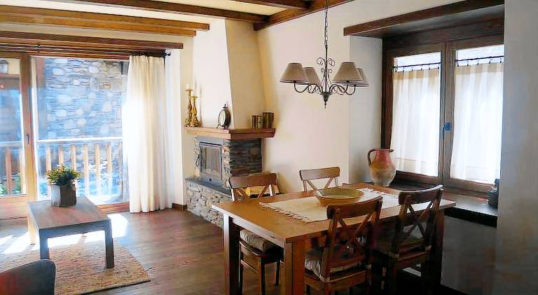 Fully equipped chalet with patio & hot tub | Pet-friendly — photo 2
