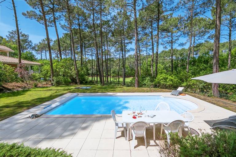 Family-oriented big villa with yard, terrace & pool | Golf view | Pets are welcome — photo 3