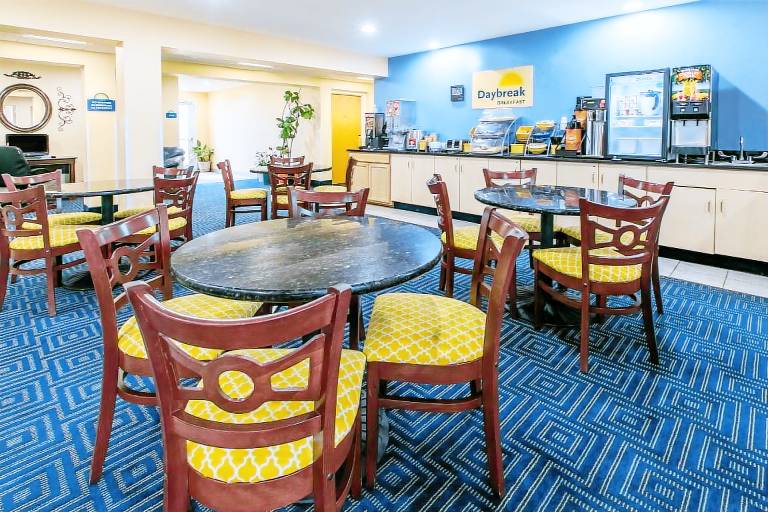 Days Inn & Suites by Wyndham Pryor — photo 5
