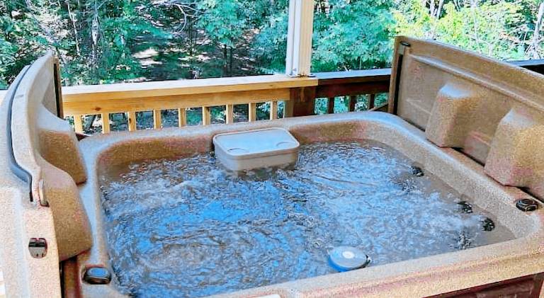 Vacation home with hot tub | Pet-friendly — photo 5