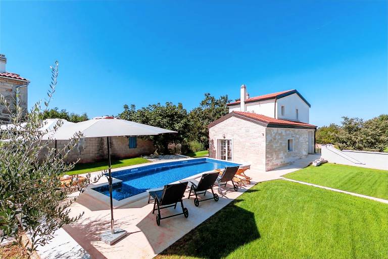 Villa with terrace, private pool & barbeque in Porec
