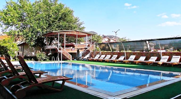 Serviced apartment with pool, BBQ & yard — photo 3