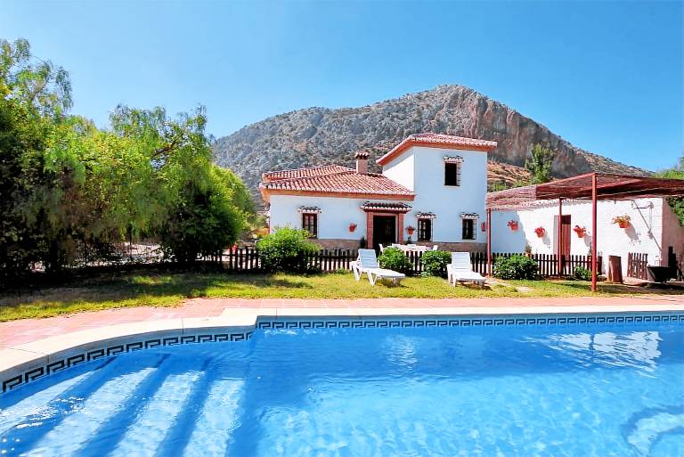 Vacation home with barbecue, patio & private pool — photo 2