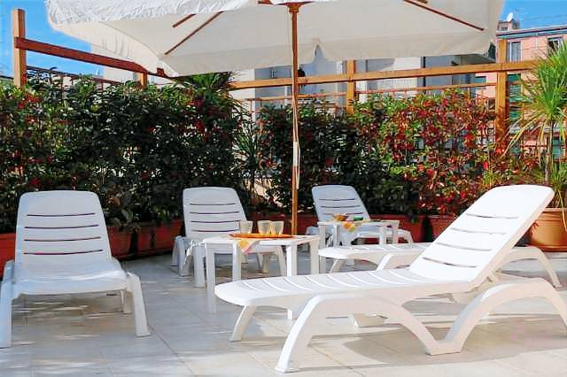 Serviced apartment with patio — photo 3