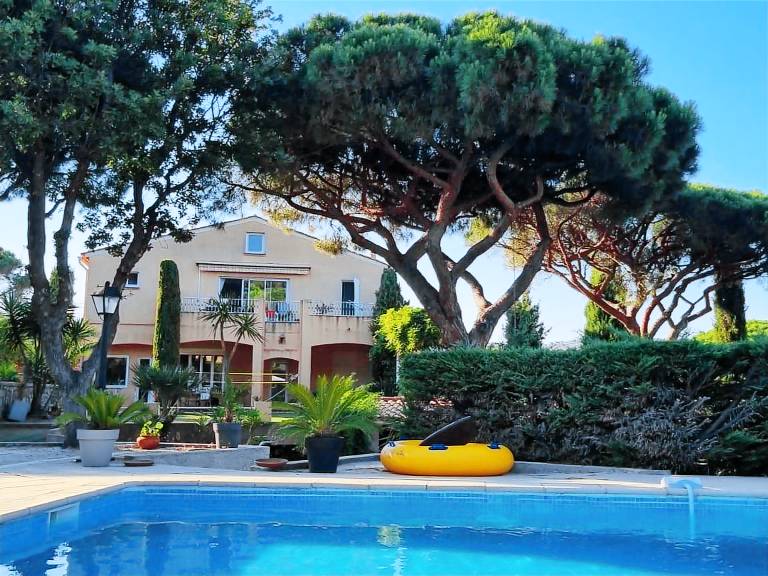 Sainte-Maxime: Villa T4 avec Piscine, Terrasse, et 3 Suites Climatisées près de la Mer in Sainte-Maxime