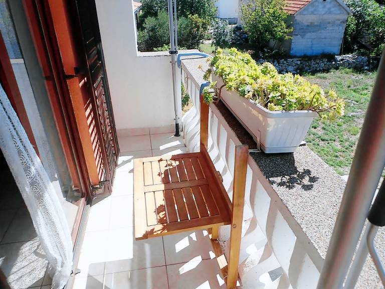 Holiday apartment with yard & barbeque | Garden view — photo 2