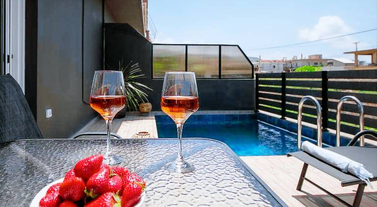 Holiday apartment with private pool & patio — photo 4