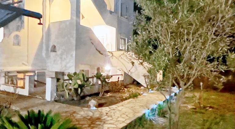 Rental apartment with patio & yard in Naxos