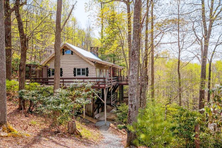 Child-friendly lovely vacation home with BBQ & patio | Mountain view | Pet-friendly in Boone, NC