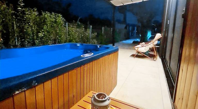 Serviced apartment with yard, hot tub & terrace — photo 3