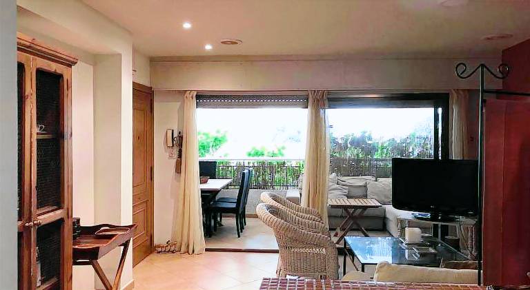 Apartment with pool & garden — photo 2