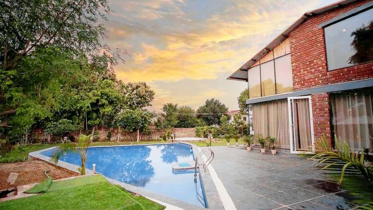 Villa with pool, grill & yard in Gurugram
