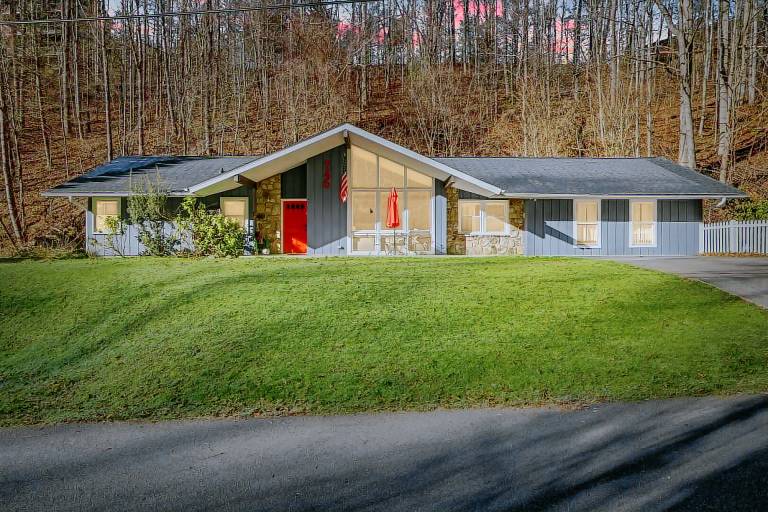 Family-friendly wonderful cabin with patio, private pool & garden | Pets are welcome — photo 2