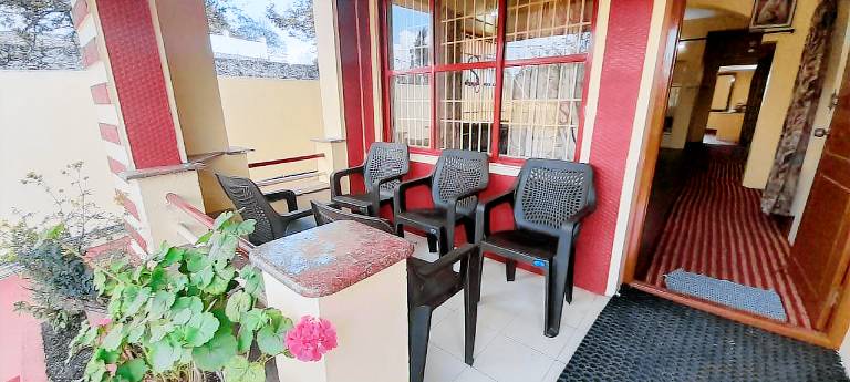 Bungalow with terrace & yard — photo 3