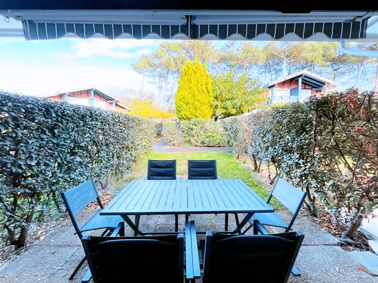 Apartment with pool — photo 4