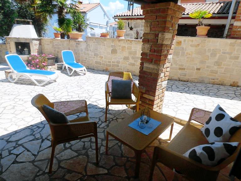 House with yard, BBQ & terrace | Beach nearby | Dogs allowed in Porec