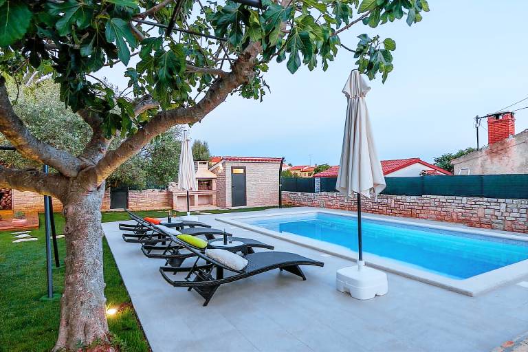 Fully equipped villa with barbeque, patio & yard | Pet-friendly — photo 4