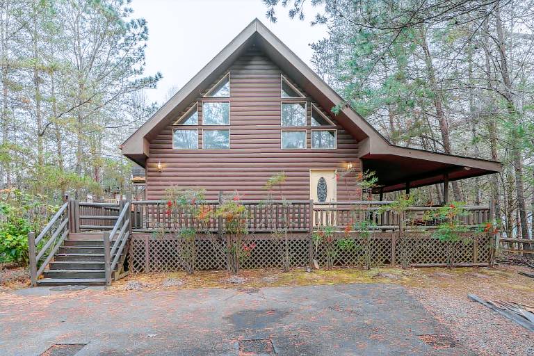 Cabin with hot tub & grill — photo 5