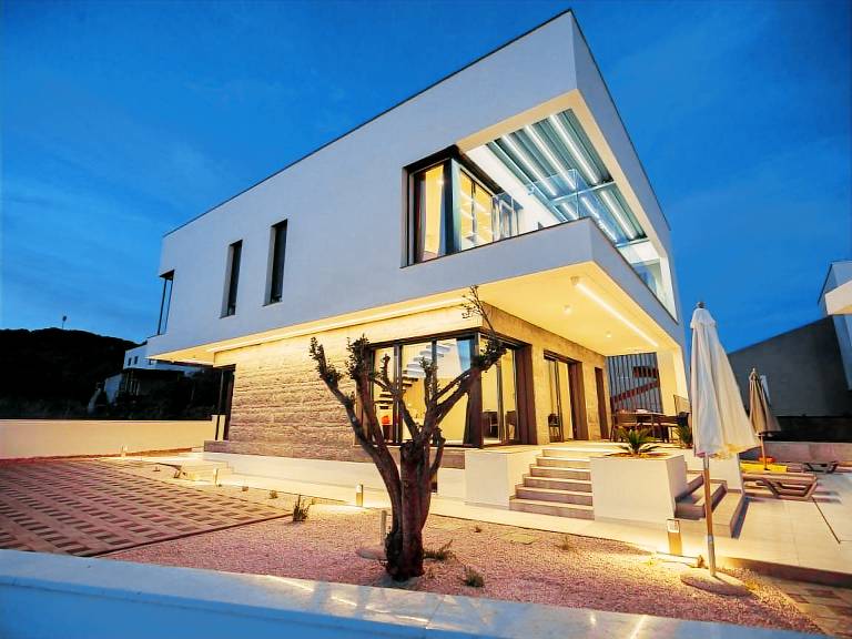 Vacation home with garden, patio & private pool — photo 4